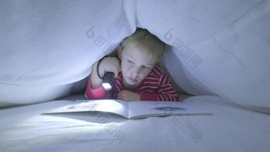 高加索人男孩阅读故事书羽绒被火炬