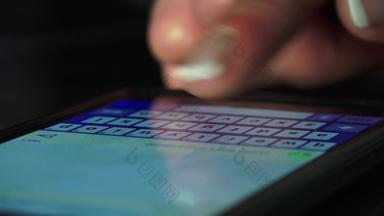 黑客女人发短信iPhone智能手机极端的特写镜头索尼呃拍摄股票视频