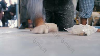 工人把陶艺家瓷砖地板上