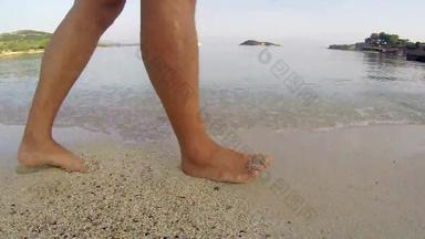 <strong>腿脚</strong>拉美裔但走光着脚湿沙子岛海滩稳定摄像头一边拍摄股票视频