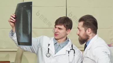 男性医生检查肺x射线病人