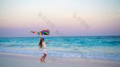 可爱的女孩飞行风筝<strong>热带</strong>海滩日落孩子们玩<strong>海洋海岸</strong>孩子海滩玩具