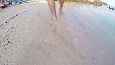 腿脚拉美裔走光着脚湿沙子岛海滩回来视图慢运动稳定摄像头跟踪拍摄