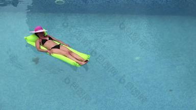 海滩女孩有趣的放松浮动池水海洋假期度假胜地绿色池浮动玩具空气床垫