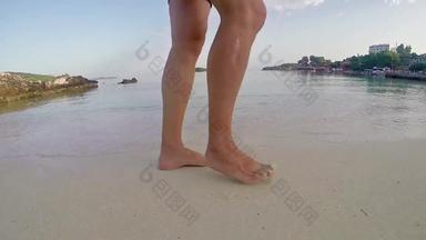一边视图脚海滩拉美裔<strong>走光</strong>着脚湿沙子岛海滩慢运动稳定摄像头跟踪拍摄