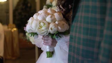新娘新郎住婚礼仪式女孩持有花束花