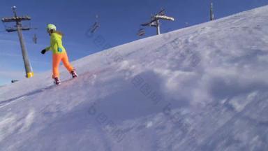 女孩滑雪山坡上<strong>瑞士</strong>阿尔卑斯山脉扔雪相机