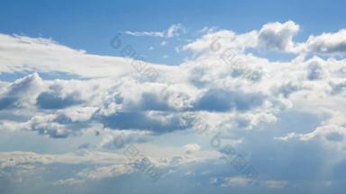 间隔拍摄白色云蓝色的天空背景把黑暗狂风暴雨的云间隔拍摄镜头云间隔拍摄镜头
