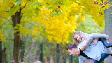快乐家庭秋天公园在户外快乐孩子们岁爸爸扔叶子秋天一天在户外