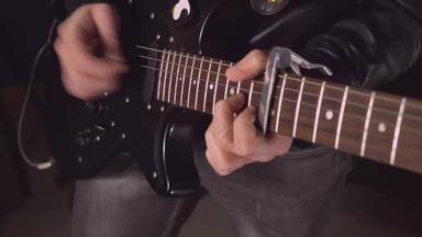 吉他手黑色的音乐的仪器音乐会试演在室内