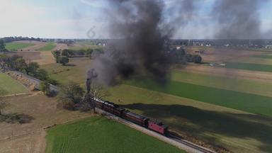 空中头视图古董恢复蒸汽机车支持农村吹黑色的烟蒸汽美丽的秋天一天