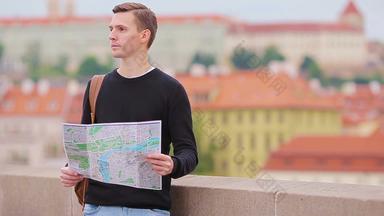 男人。旅游城市地图背包欧洲高加索人男孩地图欧洲城市搜索景点