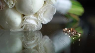 婚礼环一对婚姻符号爱新娘新郎妻子丈夫婚姻象征新娘花束花