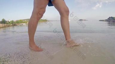 <strong>腿脚</strong>拉美裔走光着脚湿沙子岛海滩慢运动稳定摄像头跟踪拍摄