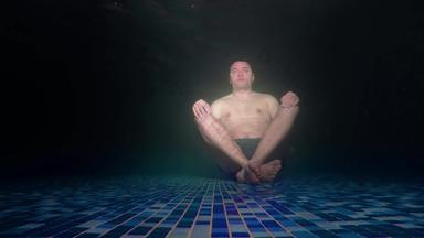 冥想概念男人。瑜伽手宽开放黑暗水下池基斯反射器呃股票镜头
