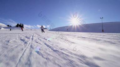 女孩滑雪滑雪山坡上瑞士<strong>阿尔卑斯山脉</strong>太阳射线耀斑可见