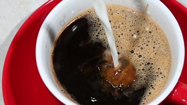 <strong>倒牛奶</strong>杯黑色的咖啡