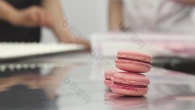 美味的粉红色的树莓蛋白杏仁饼表格商业厨房