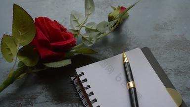 空白页面笔记本笔美丽的红色的玫瑰乡村金属地板上背景复制空间爱信写作建议提出概念情人节一天婚礼假期前视图