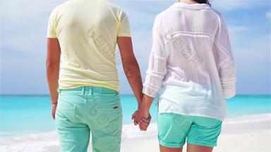 年轻的夫妇白色海滩夏天假期快乐情人享受度蜜月慢运动视频