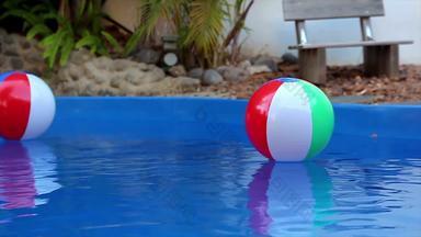 色彩斑斓的海滩球浮动池慢运动