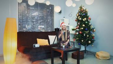 拍摄的女孩圣诞老人他记录视频视频博客智能手机三脚架