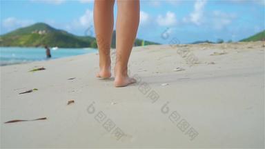关闭女脚走光着脚海海岸日落慢运动