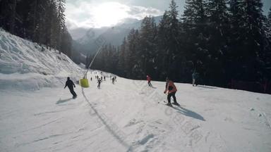 班斯科保加利亚约2月体育运动员有趣的滑雪冬天山坡上班斯科保加利亚