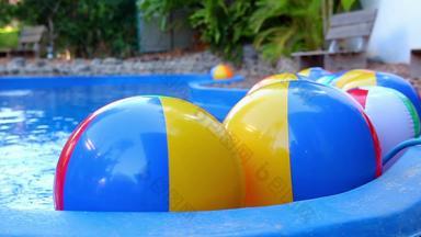 色彩斑斓的海滩球浮动池