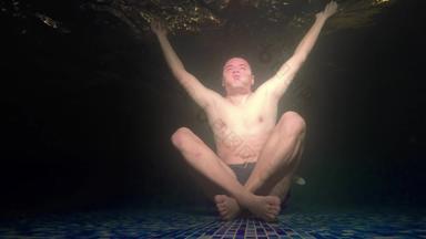 冥想宗教概念男人。手宽开放黑暗水下池基斯反射器呃股票镜头