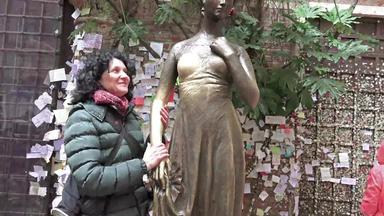 朱丽叶的雕像维罗纳意大利女人使<strong>传统</strong>的过程持有雕像手布列斯特呃稳定摄像头股票镜头