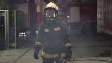 女消防队员肖像穿完整的设备氧气面具紧<strong>急救</strong>援设备硬工具烟火卡车<strong>背景</strong>