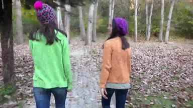 女孩走有趣的秋天森林路径公园<strong>替身</strong>拍摄