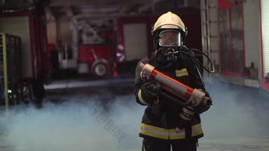 女<strong>消防</strong>队员肖像穿完整的设备氧气面具紧急<strong>救援</strong>设备硬工具烟火卡车背景