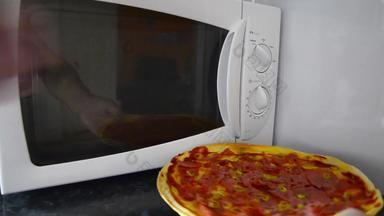 披萨意大利辣香肠披萨打击微波烤箱慢旋转