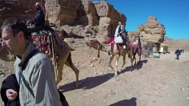 佩特拉约旦约1月旅游人骑骆驼山佩特拉约旦中间东佩特拉联合国教科文组织世界遗产网站