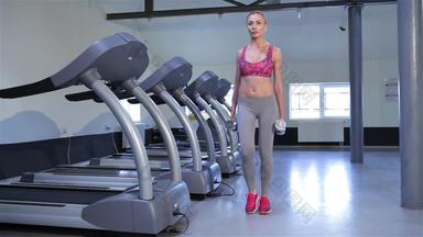 女人升压锻炼健身中心