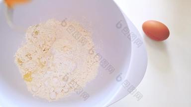 蛋下降碗面粉
