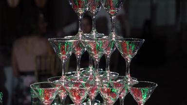 金字塔塔眼镜香槟闪闪发光的酒精酒聚会，派对庆祝活动婚礼生日周年纪念日