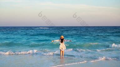 回来视图美丽的女人他夏天假期白色海滩快乐女孩享受海视图慢运动