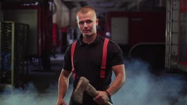 <strong>消防</strong>队员肖像穿衬衫裤子持有斧烟火卡车背景