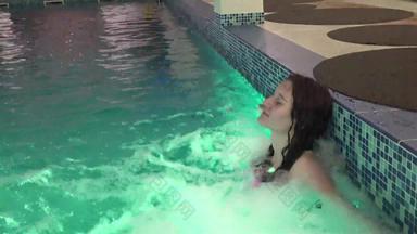年轻的女孩享受极可意水流按摩浴缸一边池微笑相机呃稳定摄像头股票镜头