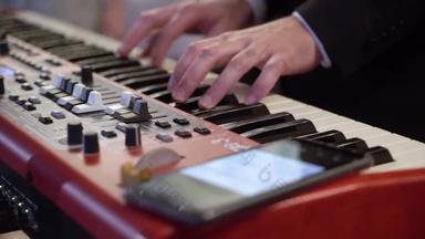 音乐家玩电子键盘合成器计划乐队音乐会阶段玩音乐