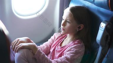 可爱的女孩旅行飞机可爱的<strong>孩子</strong>坐着窗口飞机