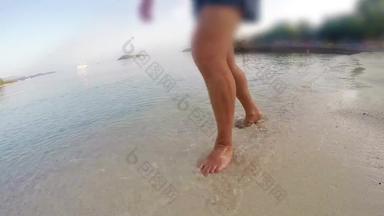 腿脚拉美裔走光着脚湿沙子岛海滩慢运动