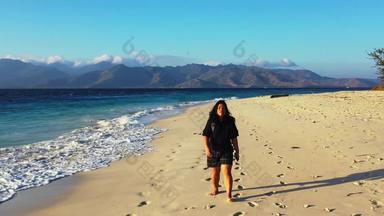 女孩大背包走光着脚海岸享受日落澳大利亚