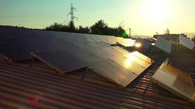 太阳能面板<strong>屋顶</strong>日落光伏绿色能源发电机