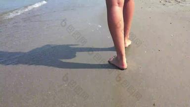 女人走海滩光着脚替身拍摄