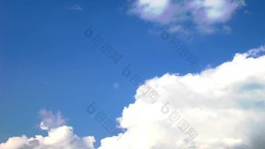 <strong>蓝色</strong>的天空清晰的美丽的云空间时间孩子