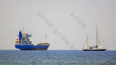帆船赛船会蓝色的海帆船通过运输油轮船容器背景海洋水地平线